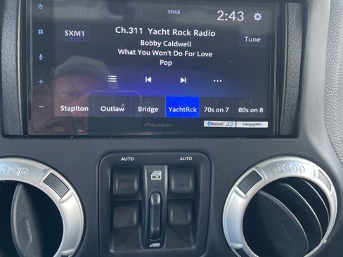 Used 2018 Jeep Wrangler Unlimited Sahara w/ Connectivity Group image 11