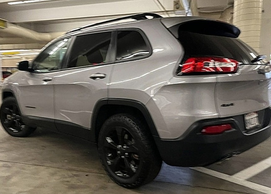 Used 2018 Jeep Cherokee Latitude w/ Altitude Package AWD/4WD image 1