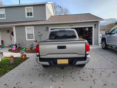 Used 2018 Toyota Tacoma TRD Sport image 9