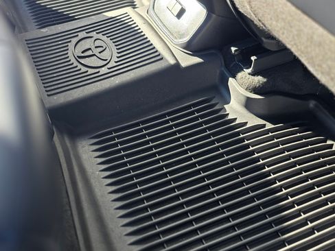 Used 2021 Toyota Highlander XLE image 15