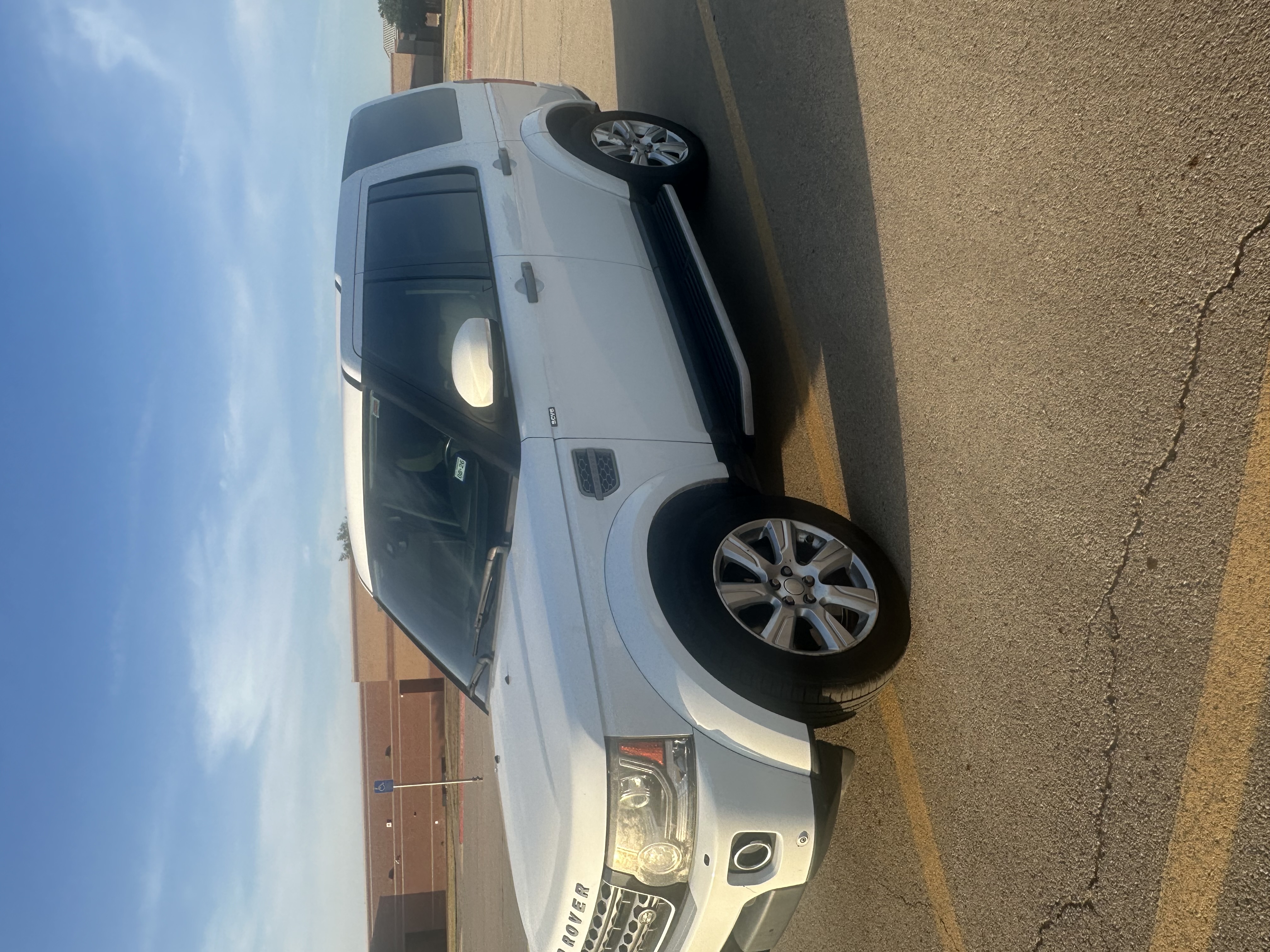 Used 2016 Land Rover LR4 HSE AWD/4WD image 2