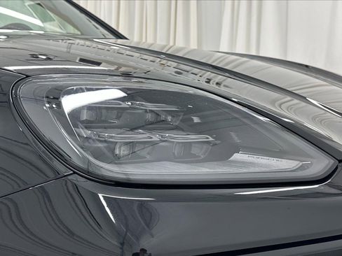 Used 2024 Porsche Cayenne image 9