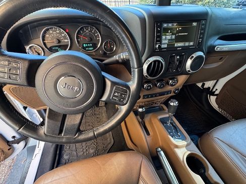 Used 2016 Jeep Wrangler Unlimited Sahara w/ Connectivity Group image 18