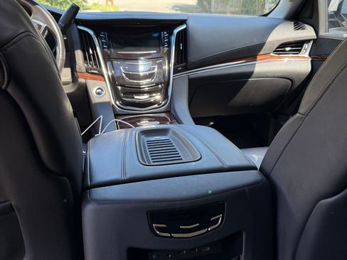 Used 2019 Cadillac Escalade Premium Luxury image 11