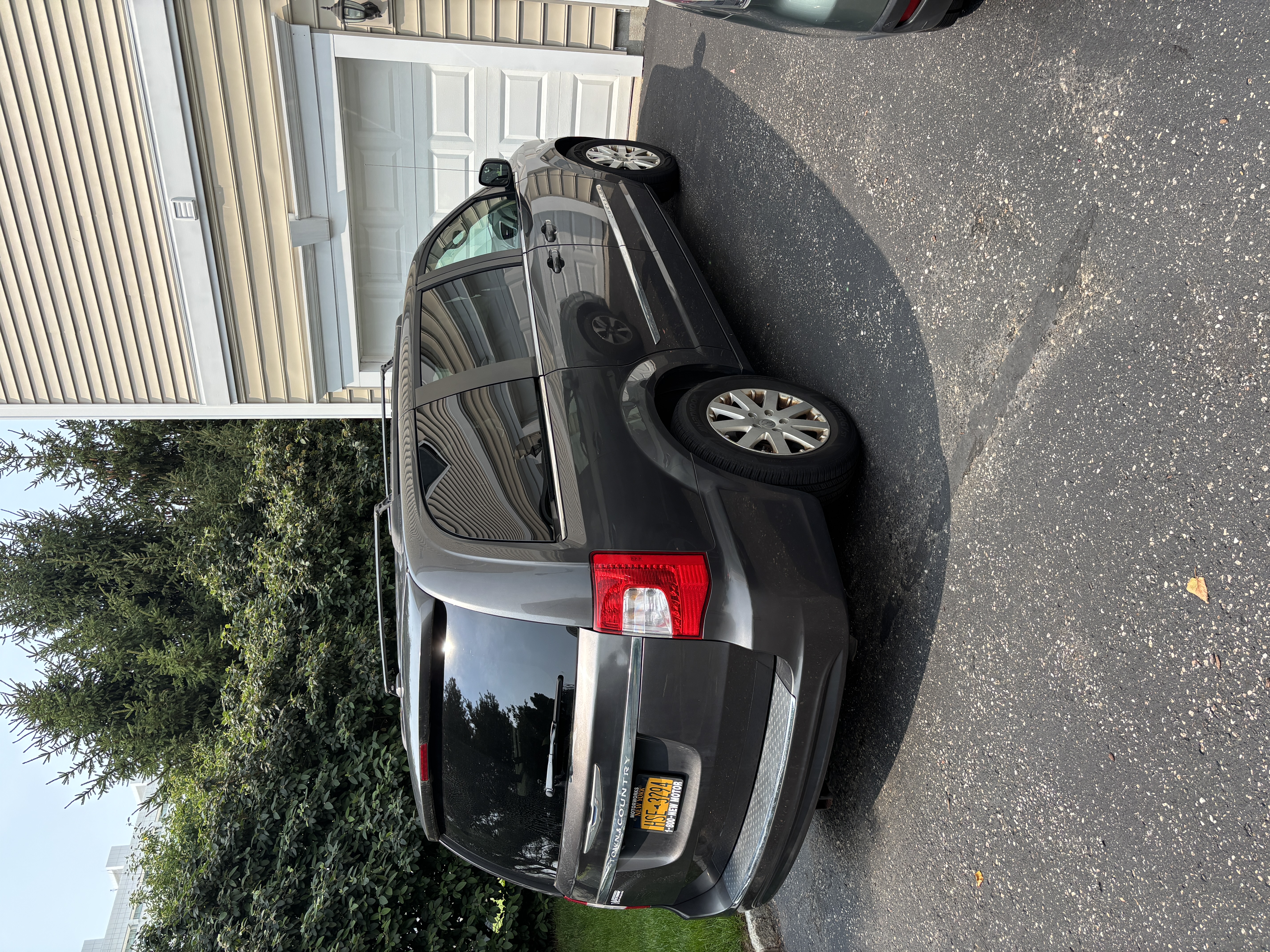 Used 2015 Chrysler Town & Country Touring FWD image 2