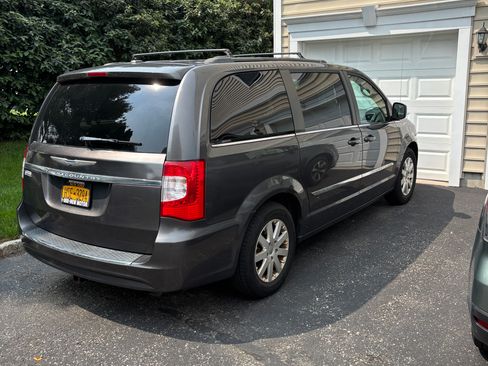 Used 2015 Chrysler Town & Country Touring FWD image 2