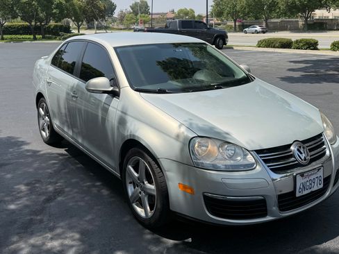 Used 2010 Volkswagen Jetta Limited Edition image 6