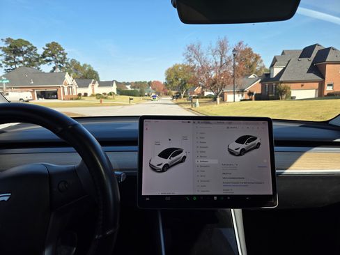 Used 2020 Tesla Model Y Long Range image 13