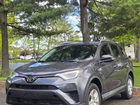 Used 2017 Toyota RAV4 LE w/ Carpet Mat Package AWD/4WD image 4