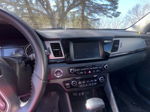 Used 2017 Kia Niro EX FWD image 6