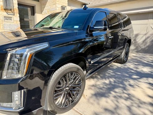 Used 2018 Cadillac Escalade ESV Premium Luxury image 2