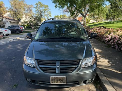 Used 2006 Dodge Grand Caravan SXT image 2