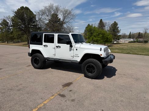 Used 2018 Jeep Wrangler Unlimited Sahara AWD/4WD image 5