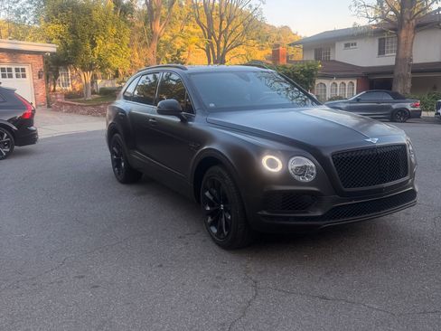 Used 2019 Bentley Bentayga image 2
