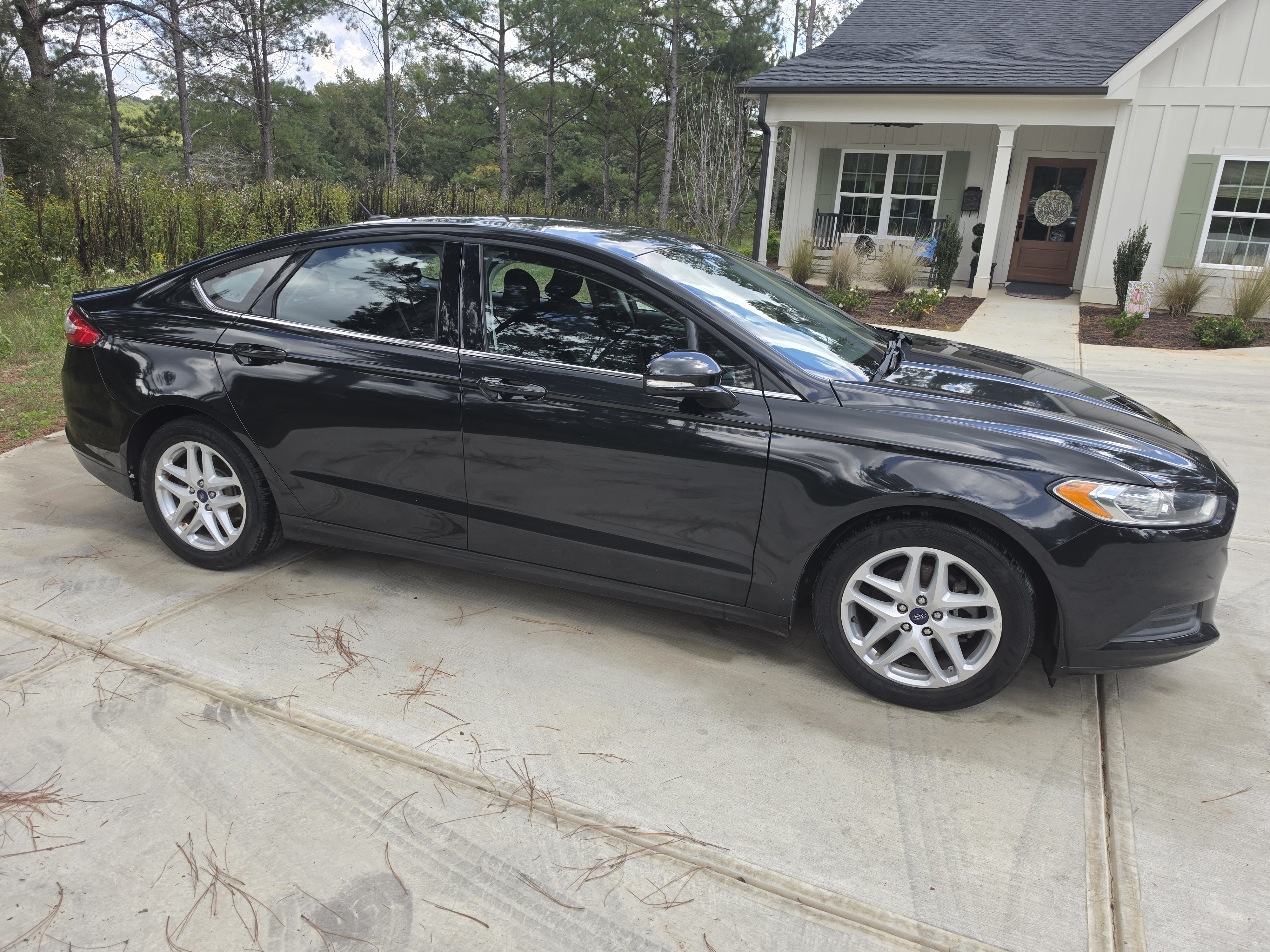 Used 2015 Ford Fusion SE FWD image 4