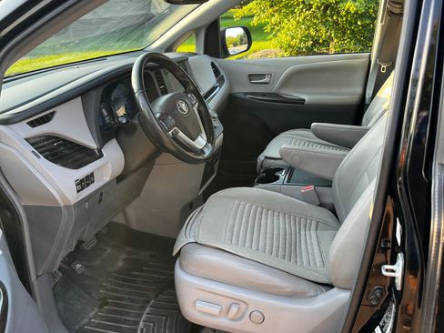 Used 2015 Toyota Sienna XLE w/ XLE Navigation Package FWD image 8