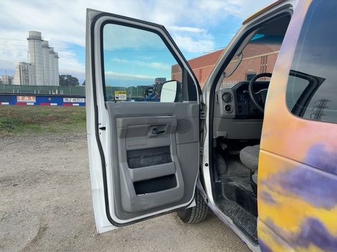 Used 2009 Ford E-150 and Econoline 150 Van 3D image 15