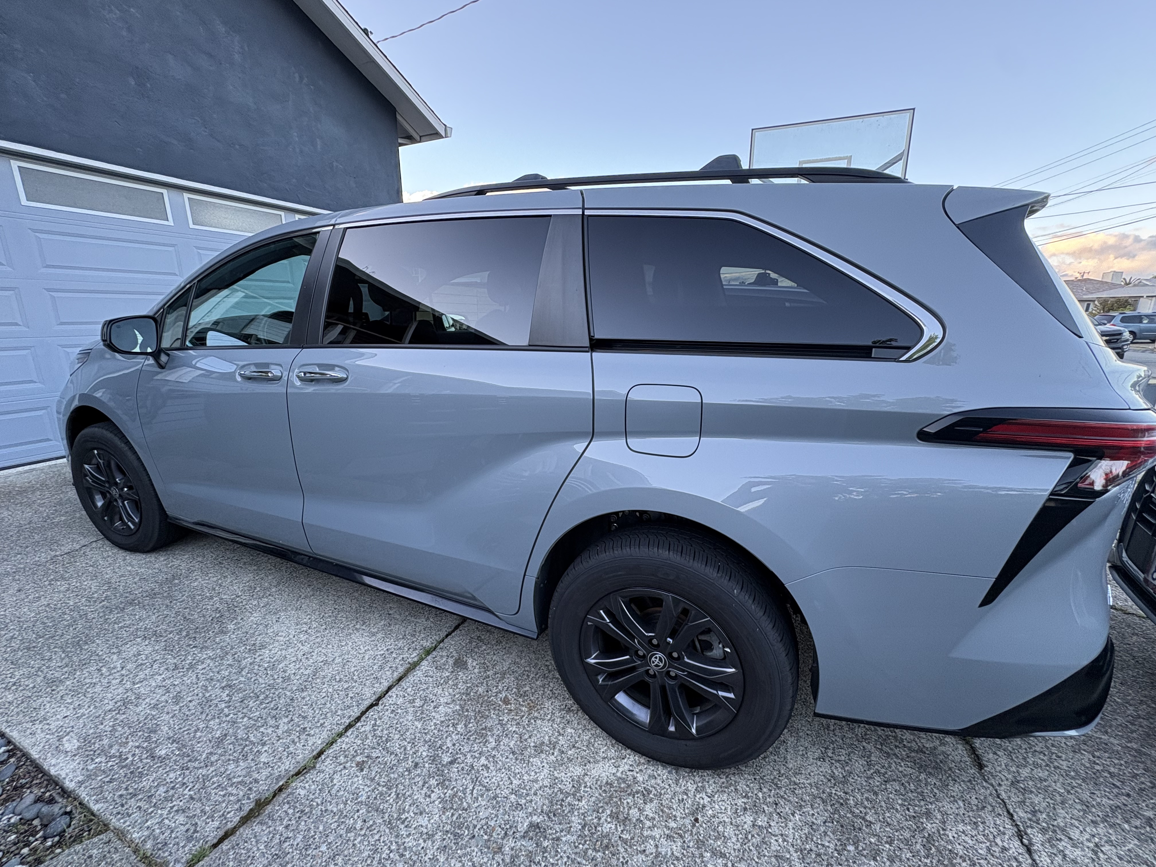 Used 2023 Toyota Sienna XSE AWD/4WD image 1