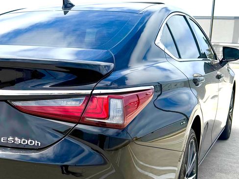 Used 2024 Lexus ES 300h w/ Premium Package FWD image 4