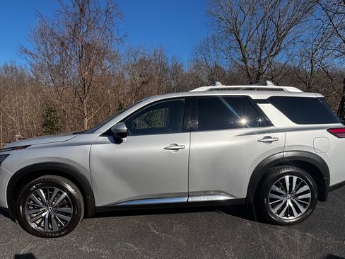 Used 2022 Nissan Pathfinder Platinum w/ Cargo Package image 6