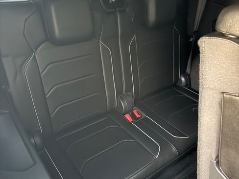 Used 2018 Volkswagen Tiguan SEL Premium w/ R-Line Package image 8