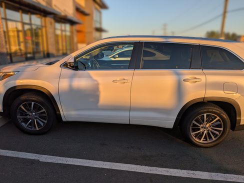 Used 2017 Toyota Highlander XLE image 5