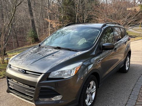 Used 2016 Ford Escape SE w/ Equipment Group 201A image 4