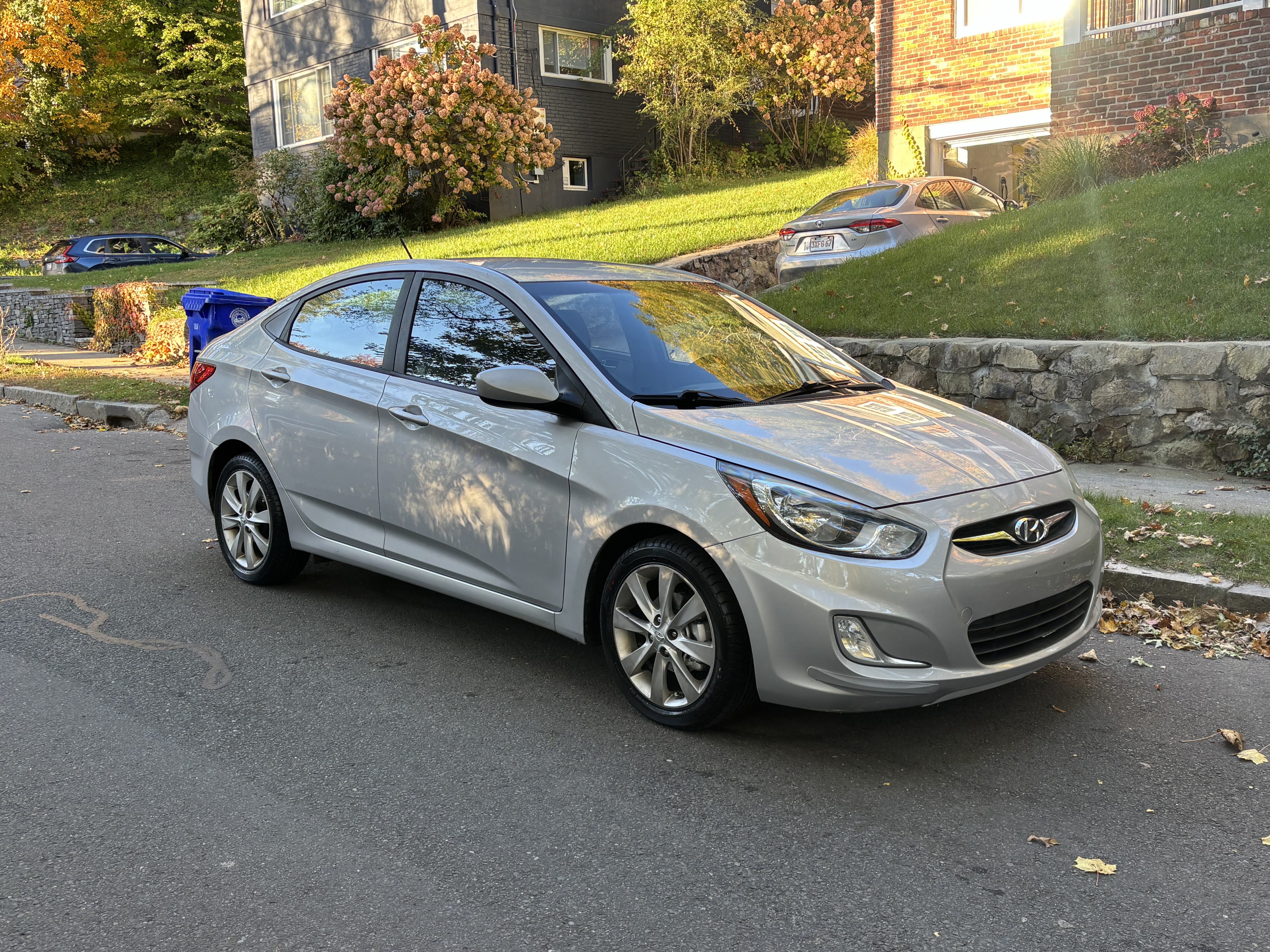 Used 2013 Hyundai Accent GLS w/ Premium Pkg FWD image 1