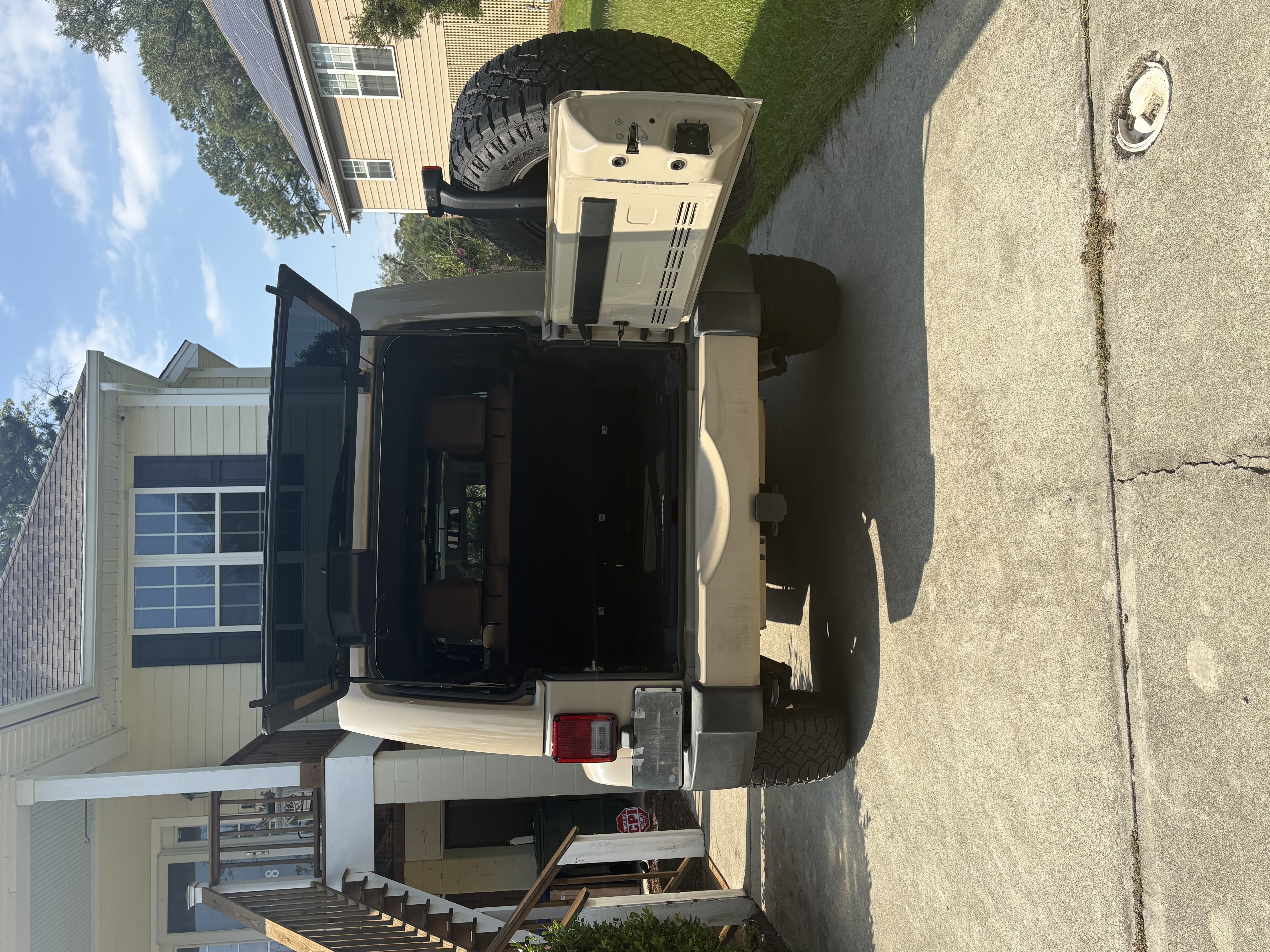 Used 2016 Jeep Wrangler Unlimited Sahara w/ Connectivity Group AWD/4WD image 13