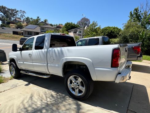 Used 2006 Chevrolet Silverado 2500 LT w/ Heavy-Duty Power Package AWD/4WD image 2