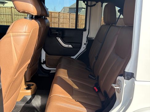 Used 2017 Jeep Wrangler Unlimited Sahara w/ Max Tow Package image 10