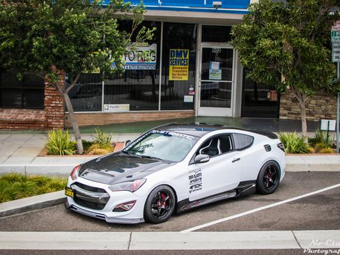 Used 2014 Hyundai Genesis 3.8 image 1