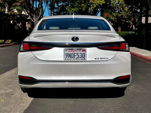 Used 2024 Lexus ES 300h F Sport image 8