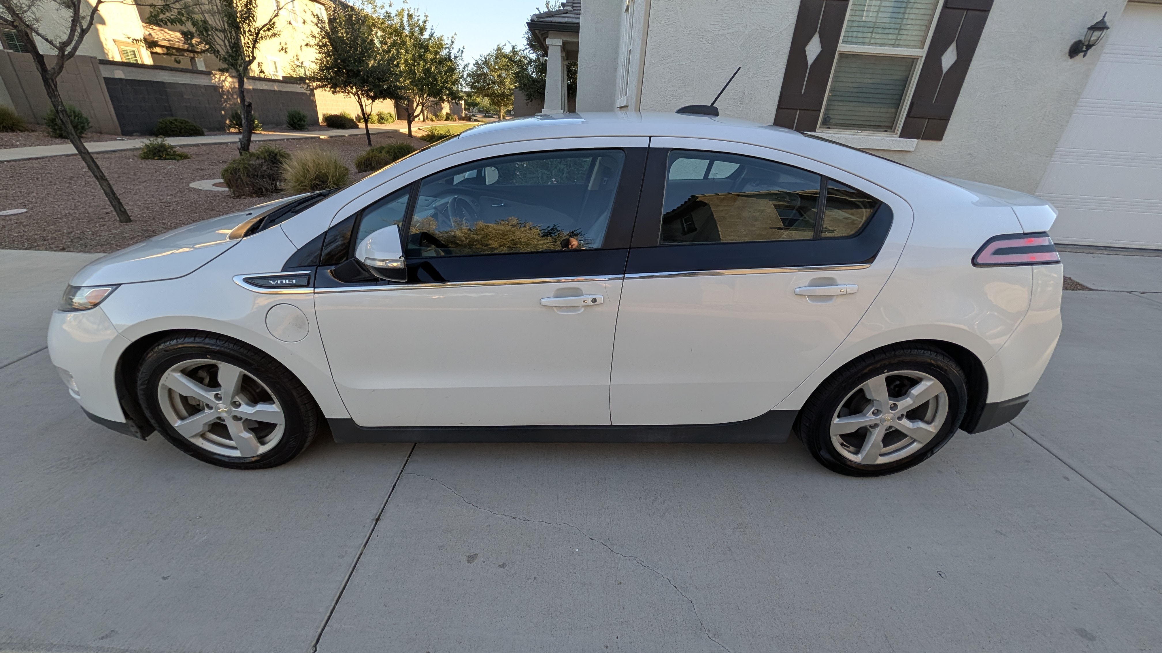 Used 2015 Chevrolet Volt Premium w/ Premium Trim Package FWD image 1