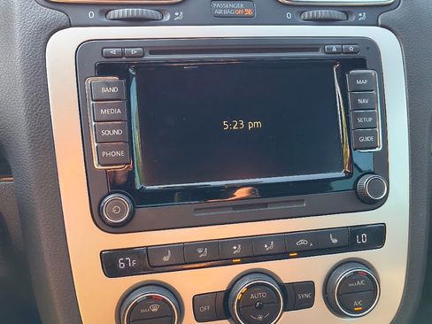 Used 2015 Volkswagen Eos Executive FWD image 19