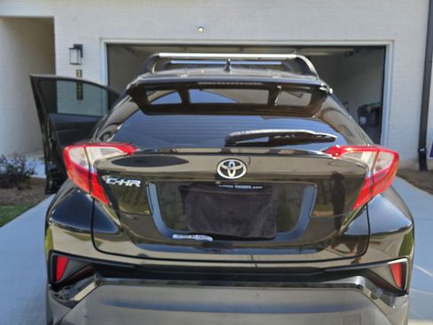 Used 2018 Toyota C-HR XLE FWD image 6