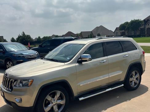 Used 2011 Jeep Grand Cherokee Limited w/ Mopar Chrome Edition Group AWD/4WD image 4