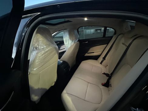 Used 2017 Jaguar XE image 10