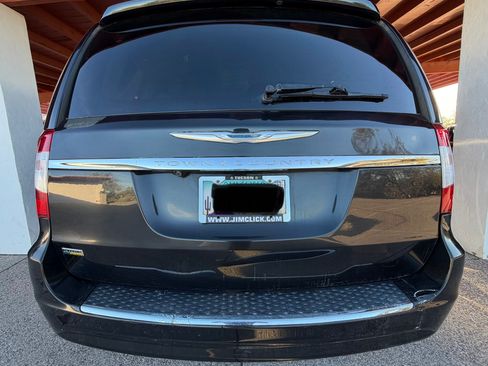 Used 2014 Chrysler Town & Country Touring image 5