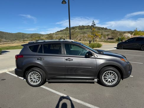 Used 2013 Toyota RAV4 LE image 2