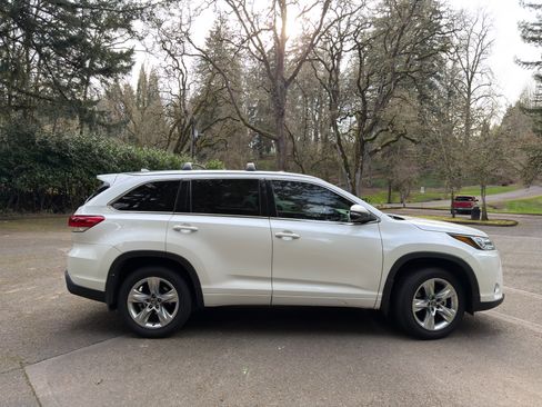 Used 2019 Toyota Highlander Limited Platinum image 6