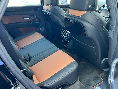 Used 2018 Bentley Bentayga AWD/4WD image 16