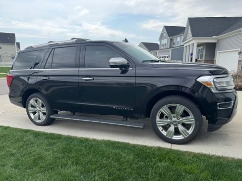 Used 2024 Ford Expedition Platinum image 2