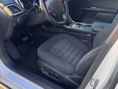 Used 2017 Ford Fusion SE FWD image 8