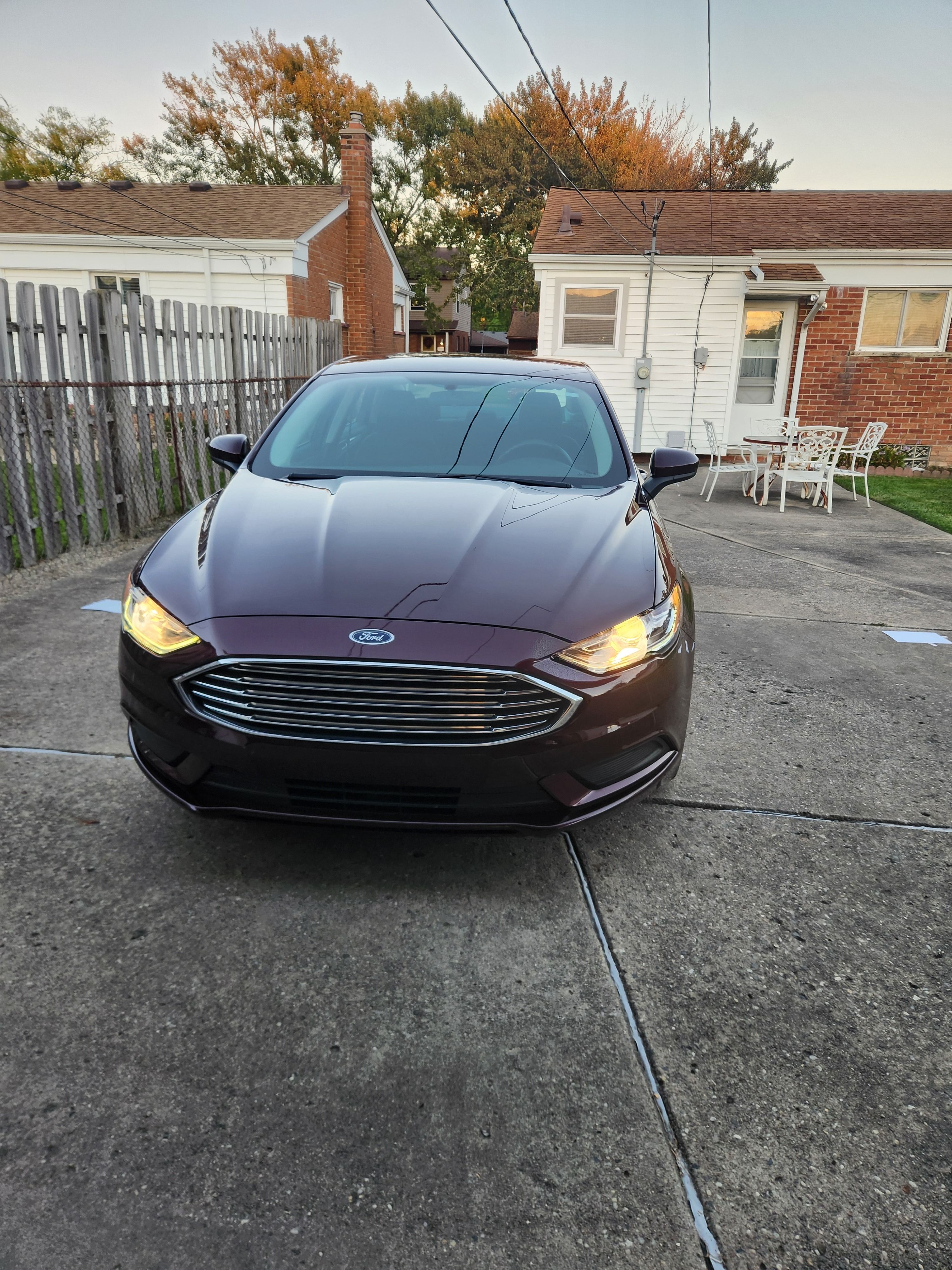 Used 2017 Ford Fusion SE w/ Fusion SE Technology Package FWD image 2
