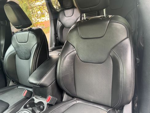 Used 2019 Jeep Cherokee Latitude Plus w/ Cold Weather Group FWD image 21