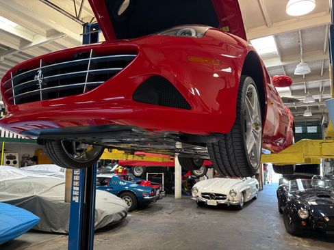 Used 2015 Ferrari California T RWD image 18