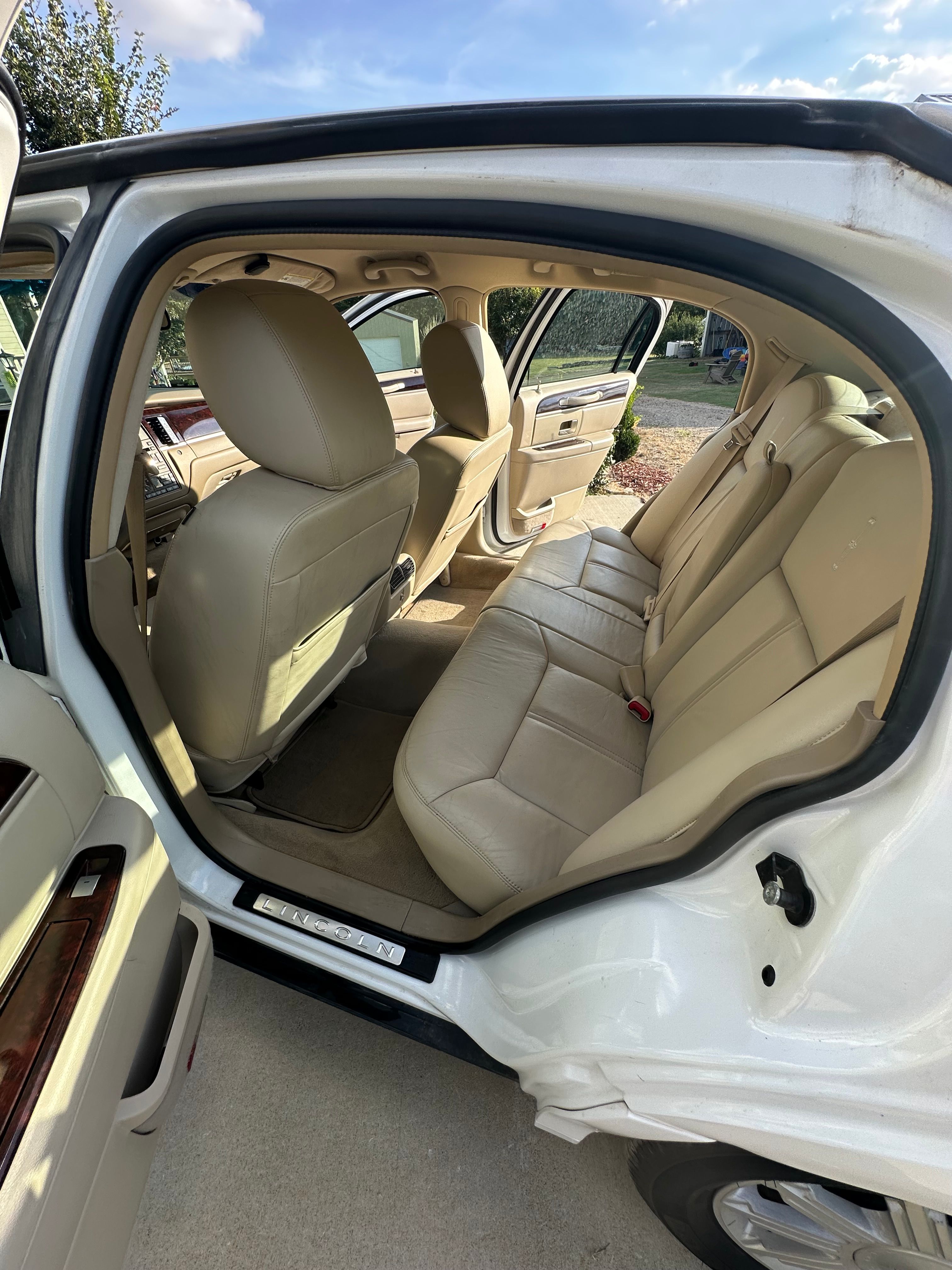 Used 2011 Lincoln Town Car Signature Limited RWD image 18