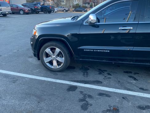 Used 2014 Jeep Grand Cherokee Overland w/ Advanced Technology Group image 2