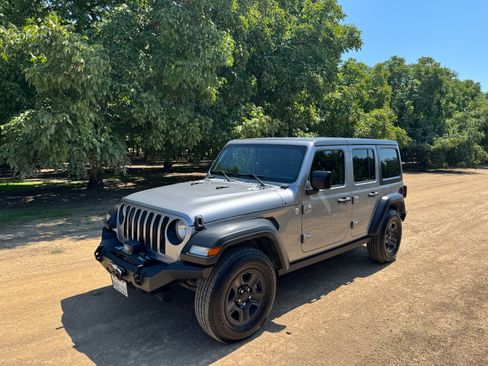Used 2018 Jeep Wrangler Unlimited Sport image 1